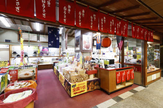 【売店】お菓子やおつまみ・お酒など、鳥取土産を幅広く取り揃えております♪