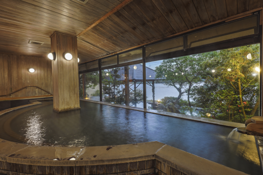 【1階大浴場内湯‐元祖幸助湯】広々とした湯船にどっぷりつかる至福のひととき。