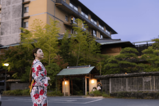 ほっこりと心落ち着く和の設えがお出迎え。夕去りの落ち着いた彩りも、心を癒します。