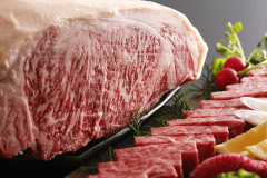 鳥取が誇る稀少種「鳥取和牛オレイン55」。豊かな肉の旨みと甘みをご体感ください。