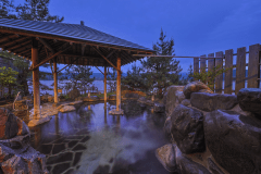 【1階湖上露天風呂‐千年の湯】昼は青く広がる空を、夜は満点の星空を眺めて。