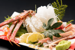 華が開いたカニ刺しは鮮度の証。活き蟹のその旨さをとくとご堪能ください。