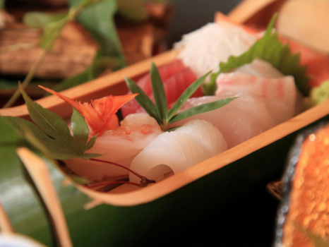 【夕食】お造りは品数多めにお出ししております。熊本特有の甘めのお醤油でお召し上がりください／例