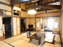 【客室／スタンダード】和室10畳＋囲炉裏の間からなる２間続きのお部屋です。露天風呂と内湯も備わります