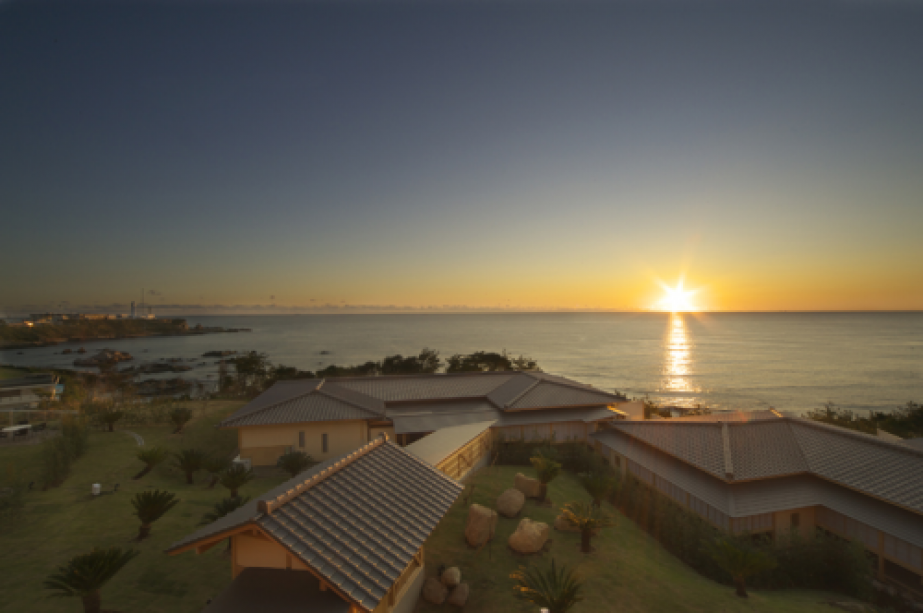 VILLA瑞鶴荘は最も海に近い客室であり、心地よい潮騒が室内に流れる。 VILLA瑞鶴荘は最も海に近い客室であり、心地よい潮騒が室内に流れる。