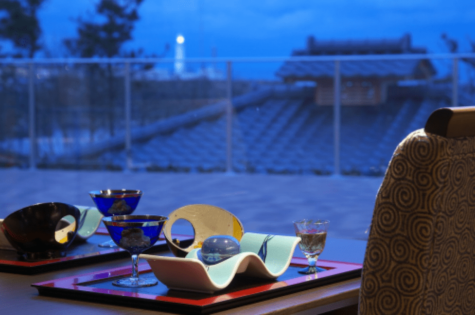 ダイニング（一例）　お食事会場は全てイス席になります。お足の悪い方、車イスの方でも心配なくご利用いただけます。