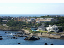 別邸海と森は固い岩盤の上に建っており、海抜約25ｍの高台からの景観が自慢です。