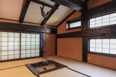 A deluxe room with Irori