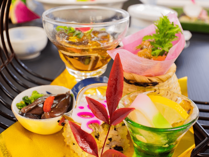 2026年3月4月《お献立の一例》前菜：蛍烏賊沖漬け 菜の花、若炊き浅利と筍のサラダ、塩〆鰯と梅ひじきの小袖寿司、玉蒟蒻と山菜のジュレ　人参ハニーマスタード、落とし丈♪