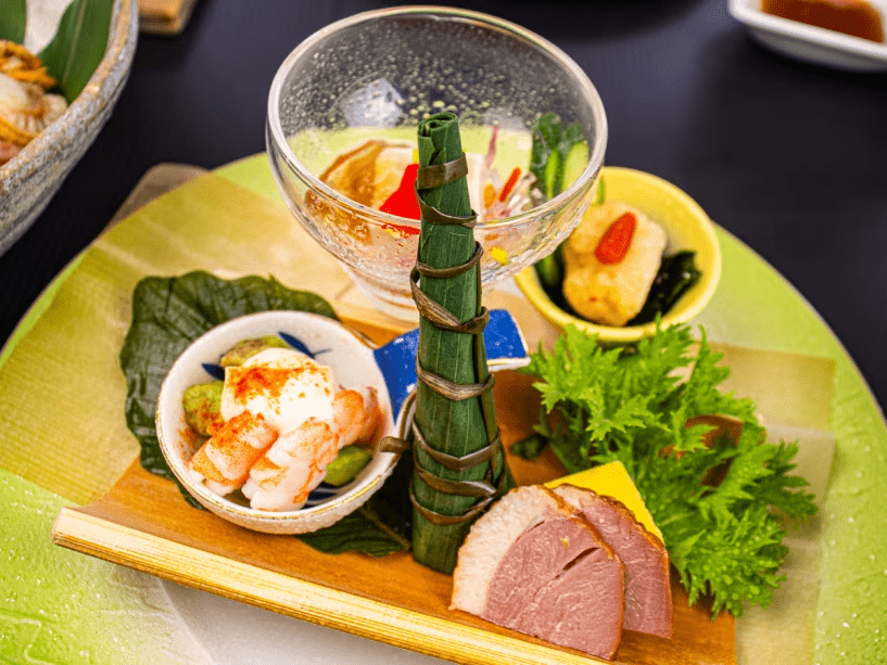 2026年5月6月《お献立の一例》前菜：胡麻豆腐、海老アボガドサラダ仕立て、鱧南蛮漬け、ちまき団子、蜀黍カステラ、合鴨スモーク♪