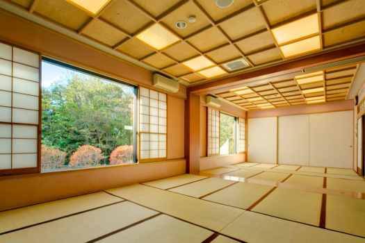 25畳の和室。ご親戚、お友達とワイワイお泊り頂くのにぴったり！二間に分離も可能です。