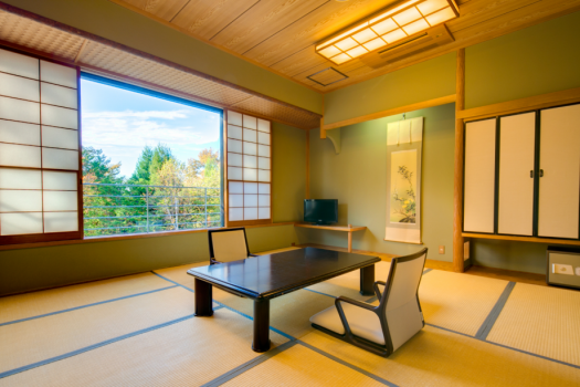 陽の当たる広々とした和室です。 陽の当たる広々とした和室です。