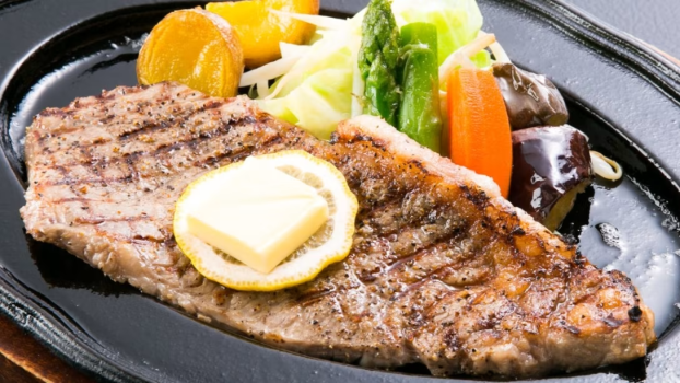 ワインビーフとは、ワイン粕を飼料として与えることで、きめ細かい赤身と柔らかさ、ほんのりとした甘みが感じられる牛肉に仕上がります