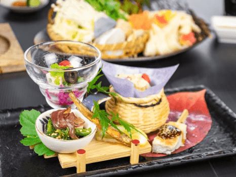 2025年11月12月《お献立の一例》前菜：白子豆腐、　牛生ハムと金胡麻春菊浸し、里芋田楽、公魚甘露煮レモン風味、冬至南瓜焼き、北寄貝いぶりがっこサラダ♪