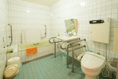 バリアフリーツインルームのバスルーム。車いすの方でもご利用いただけます。