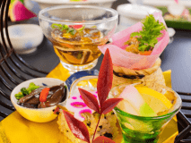 2026年3月4月《お献立の一例》前菜：蛍烏賊沖漬け 菜の花、若炊き浅利と筍のサラダ、塩〆鰯と梅ひじきの小袖寿司、玉蒟蒻と山菜のジュレ　人参ハニーマスタード、落とし丈♪