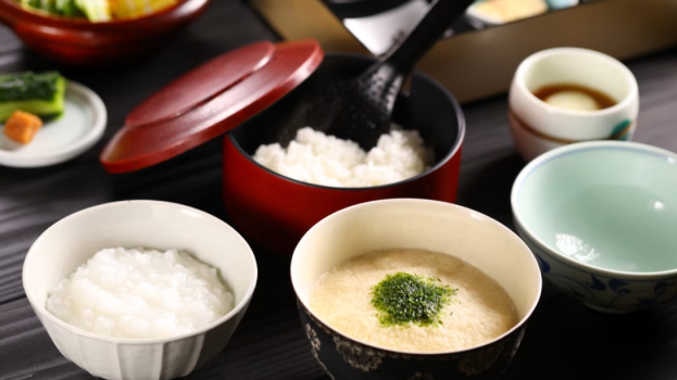 【朝食】地元のコシヒカリを使用した、温泉粥、とろろご飯、白米からお選びいただけます。