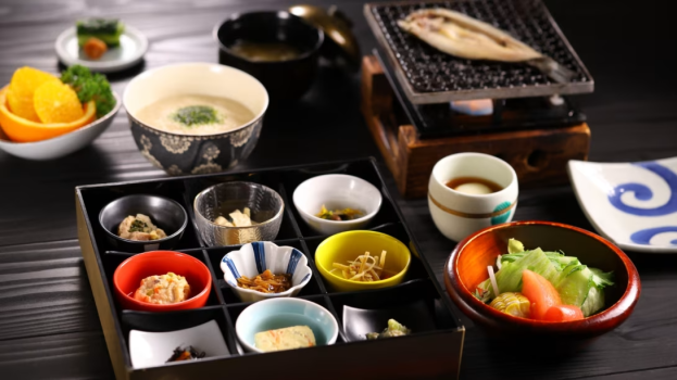 【朝食】山女の干物、温泉卵など地元産食材をふんだんに使った和食です。