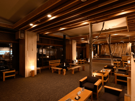 木材をふんだんに使用したぬくもりあるロビー