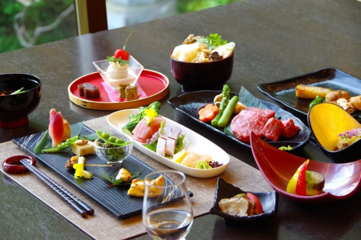 【事前決済限定／和食膳確約】季節のオリジナル和食膳と源泉かけ流しを満喫　～1泊2食付～
