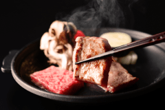 ジューシーで脂の乗った国産牛の陶板焼き