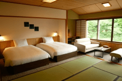 【渓流正面和ベッド】別館◆２ベッド　セパレートバス・トイレ付