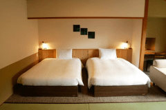 【渓流正面和ベッド】別館◆２ベッド　セパレートバス・トイレ付