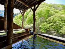 明るく広々とした浴槽と自然が映し出す風景に心癒される『女子露天風呂』