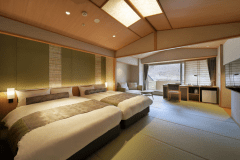 2022年4月オープン！新客室『ジャパニーズツイン 松韻』客室一例
快適な居住性はそのままに、和テイストを加えた２名様専用のプレミアツインベッドルーム。松林と清流、五百川を眺めながらゆっくりと滞在時間をお楽しみください。