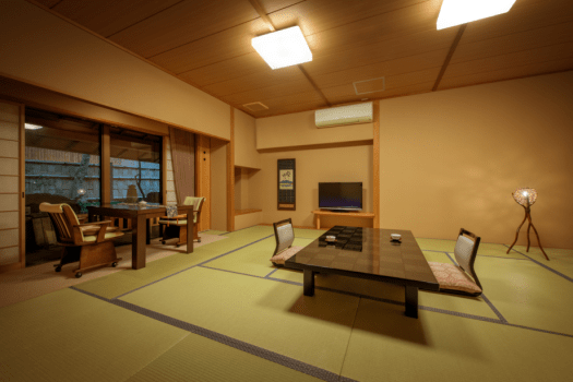 ◆露天風呂付客室
唯一の露天ひのき樽風呂がついたお部屋です。 お部屋庭園の縁側に設けましたので、滞在中は時間に関係なく、思う存分温泉三昧が楽しめます。 もちろん、源泉100%掛け流しです。