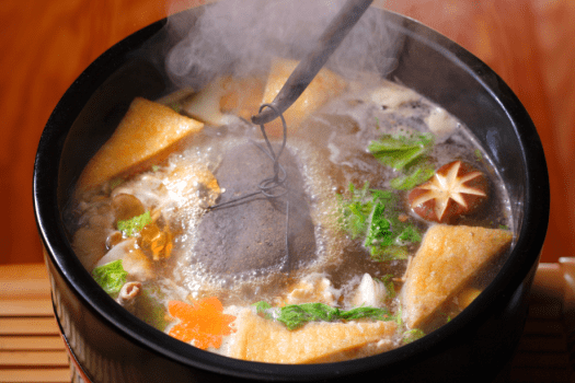 ◆楽山名物「かくれんぼ鍋」
釜で1,000度に焼いた石でおいしさを閉じこめる！楽山名物「かくれんぼ鍋」