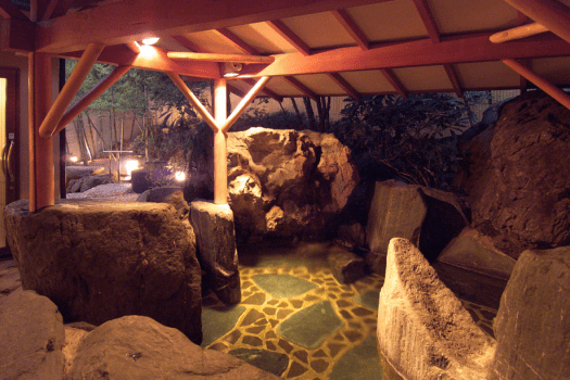 ◆大岩かくれんぼの湯～露天風呂～
楽山「温泉」の目玉は、かくれんぼが出来る程の大きな大きな岩を配した、"大岩 かくれんぼの湯"と名付けた露天風呂です。