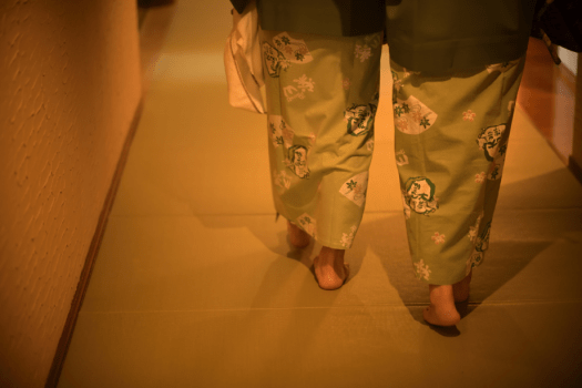 ◆客室につづく廊下は畳敷き
客室につづく廊下は畳敷き･･･素足でもふんわり気持ちよく･･･