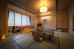 ◆和室「ほのぼの」
アースカラーを中心にまとめたしつらいの中で、「ホッと」出来る空間を体感いただけます。 懐かしい日本旅館の客室に椅子・テーブルスタイルの炬燵を広縁に用意しました。