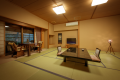 ◆露天風呂付客室
唯一の露天ひのき樽風呂がついたお部屋です。 お部屋庭園の縁側に設けましたので、滞在中は時間に関係なく、思う存分温泉三昧が楽しめます。 もちろん、源泉100%掛け流しです。