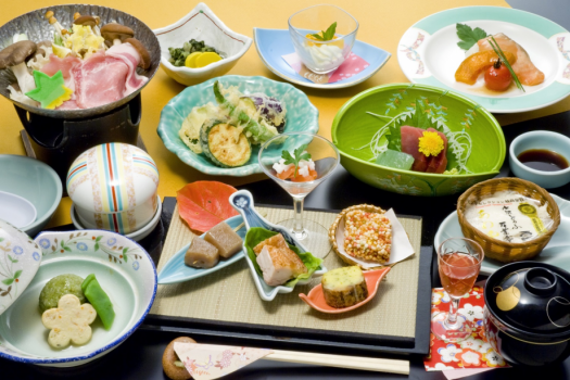 季節の地産会席。季節の食材をふんだんに使用した会席料理となります。