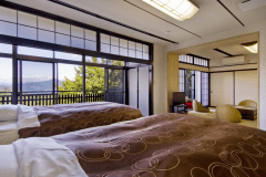 2017年リニューアル癒し客室「森乃詩」ゆったりベッドと寛ぎの和室です。のんびりとお過ごしください。