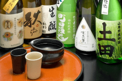 季節の地酒を常時、数種類ご用意しております。ぜひお好みを見つけてくださいね！