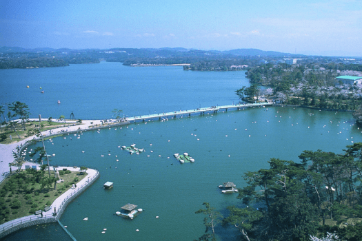 ときわ公園は面積約100haにおよぶ常盤湖を中心に広がる緑と花と彫刻に彩られた総合公園 ときわ公園は面積約100haにおよぶ常盤湖を中心に広がる緑と花と彫刻に彩られた総合公園