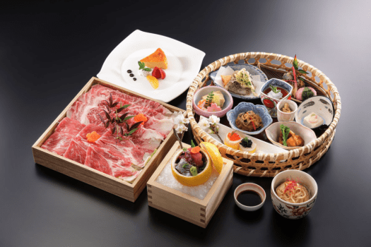夕食はプレミアムコースを「料亭 月待ち」またはお部屋でお楽しみください