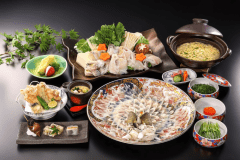 ふくの唐揚げ、ふく刺し、ふく鍋、冬の贅の極み【ふく】のフルコース
※写真のふくの刺し＆ふくちり鍋は、3人前です。