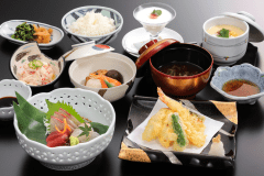 天婦羅刺身御膳をお楽しみください。