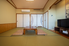 【本館】和室8畳　窓を背