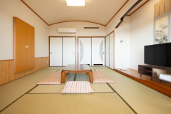 【本館】和室10畳　窓を背