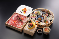 夕食はプレミアムコースを「料亭 月待ち」またはお部屋でお楽しみください