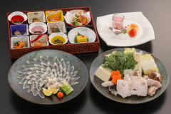 夕食はふくフルコースコースを「料亭 月待ち」またはお部屋でお楽しみください