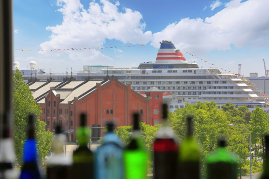 【3F：バー・ラウンジ シーメンズクラブ】パノラマの窓から眺める横浜港には、豪華客船が停泊することも