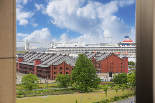 全室の窓から「赤レンガ倉庫」または「観覧車」の、横浜の街並みがご覧いただけます。