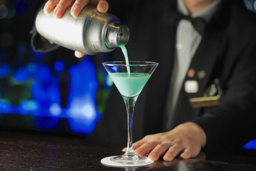 【3F：バー・ラウンジ シーメンズクラブ】こだわりのカクテルで、夜景と共に輝く大人な夜を