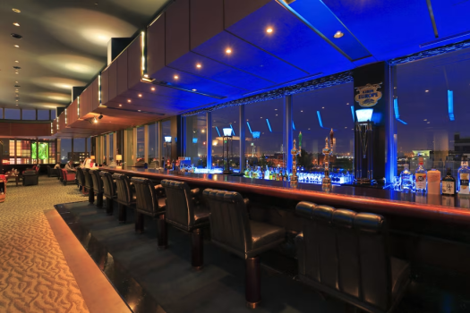 【3F：バー・ラウンジ シーメンズクラブ】パノラマの窓から眺める横浜港には、豪華客船が停泊することも